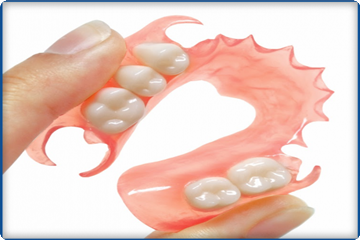 Esnek yapılı protez diş tedavisi, diğer protez tedavilerinin aksine daha yumuşak malzemeler kullanılarak yapılan bir tedavi olarak bilinmektedir. Esnek protez diş, kullanım anlamında daha rahat olması nedeniyle tercih edilen bir uygulamadır.