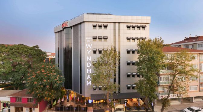 Şehrin en hızlı gelişen bölgesinin merkezinde yer alan TRYP by Wyndham İstanbul Sancaktepe ,141 odası ile bölgenin ilk ve tek modern beş yıldızlı otelidir.